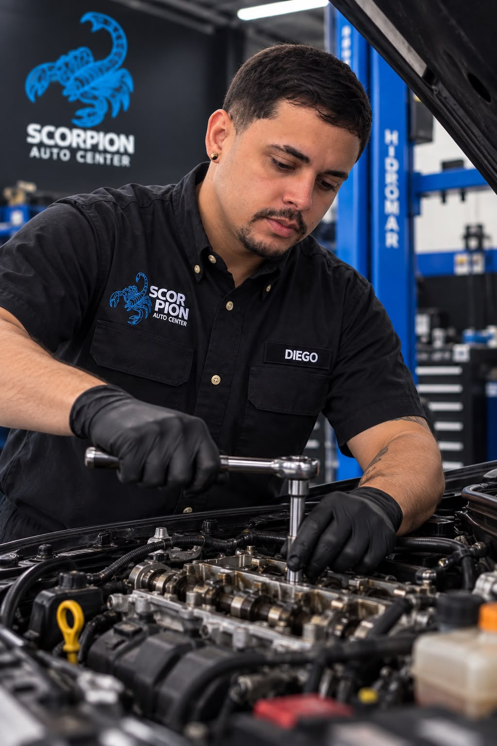 Profissional da Scorpion trabalhando em motor e transmissão