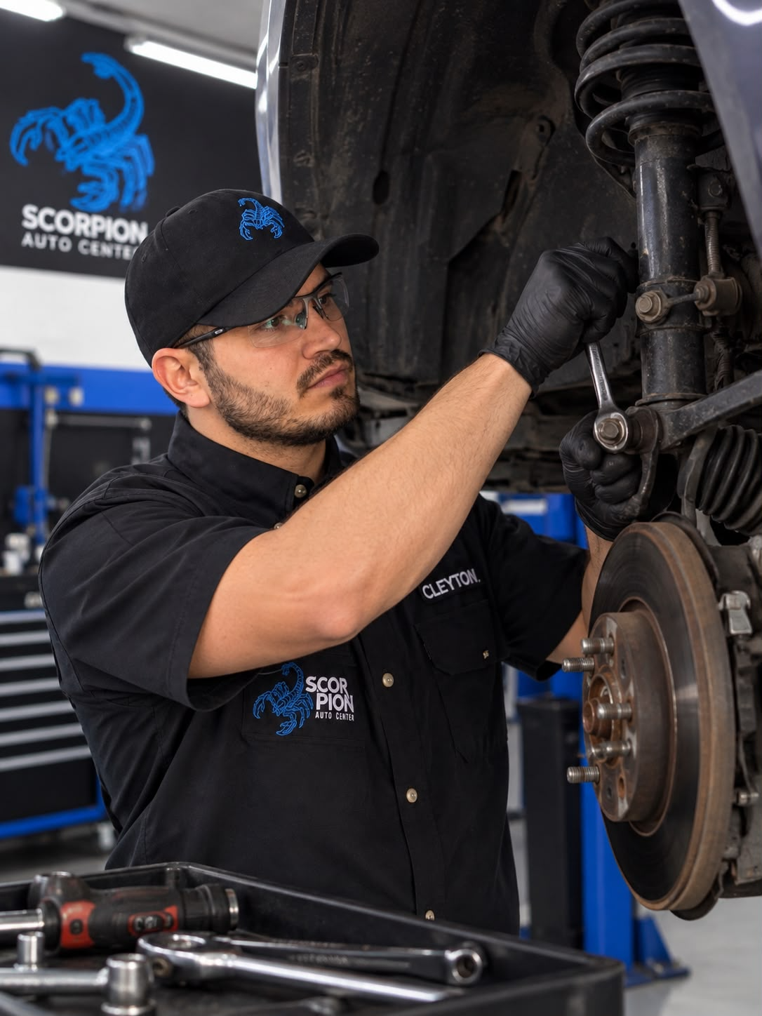Profissional da Scorpion realizando manutenção de suspensão e segurança
